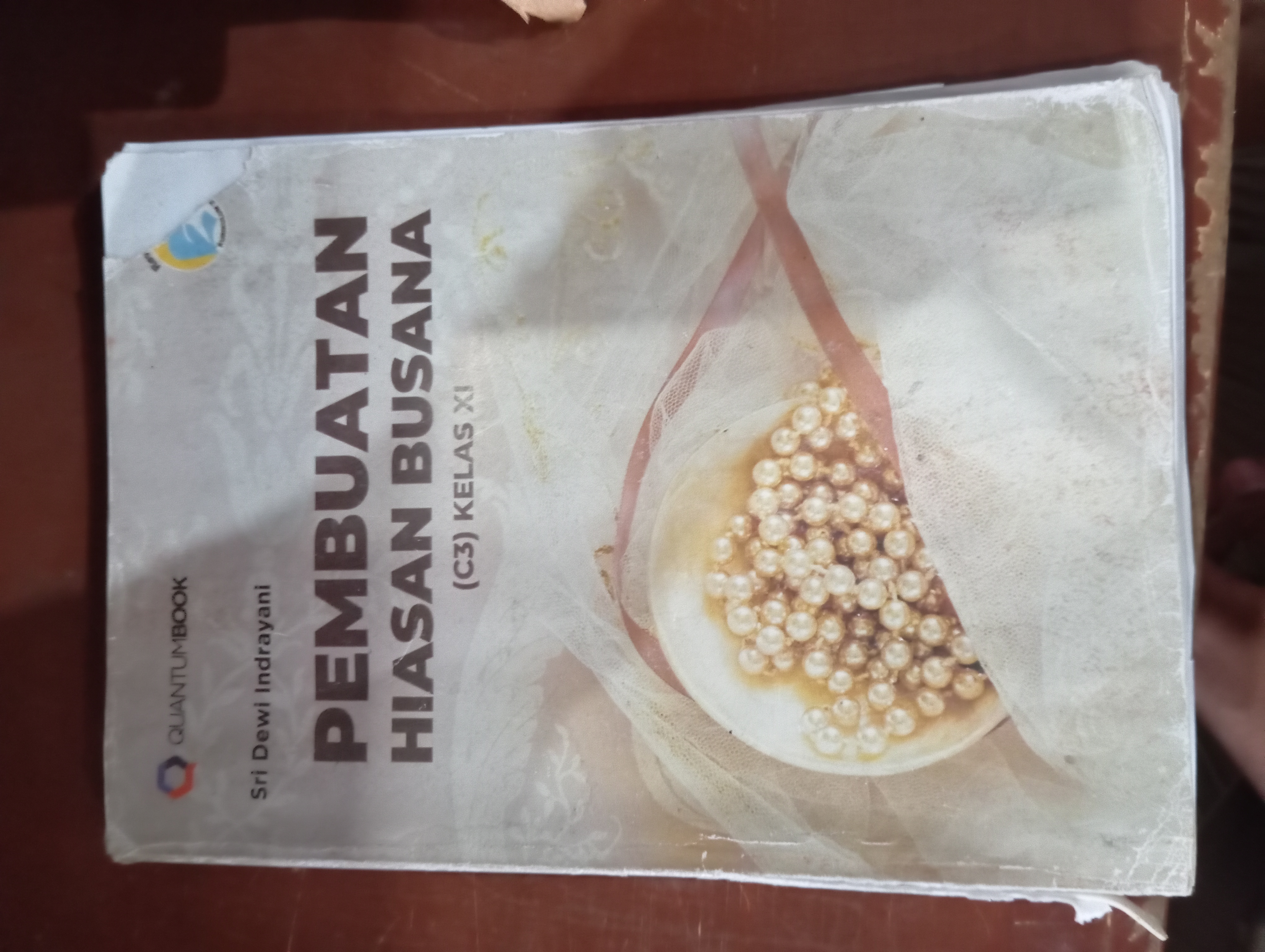 PEMBUATAN HIASAN BUSANA SMK/MAK KELAS XI