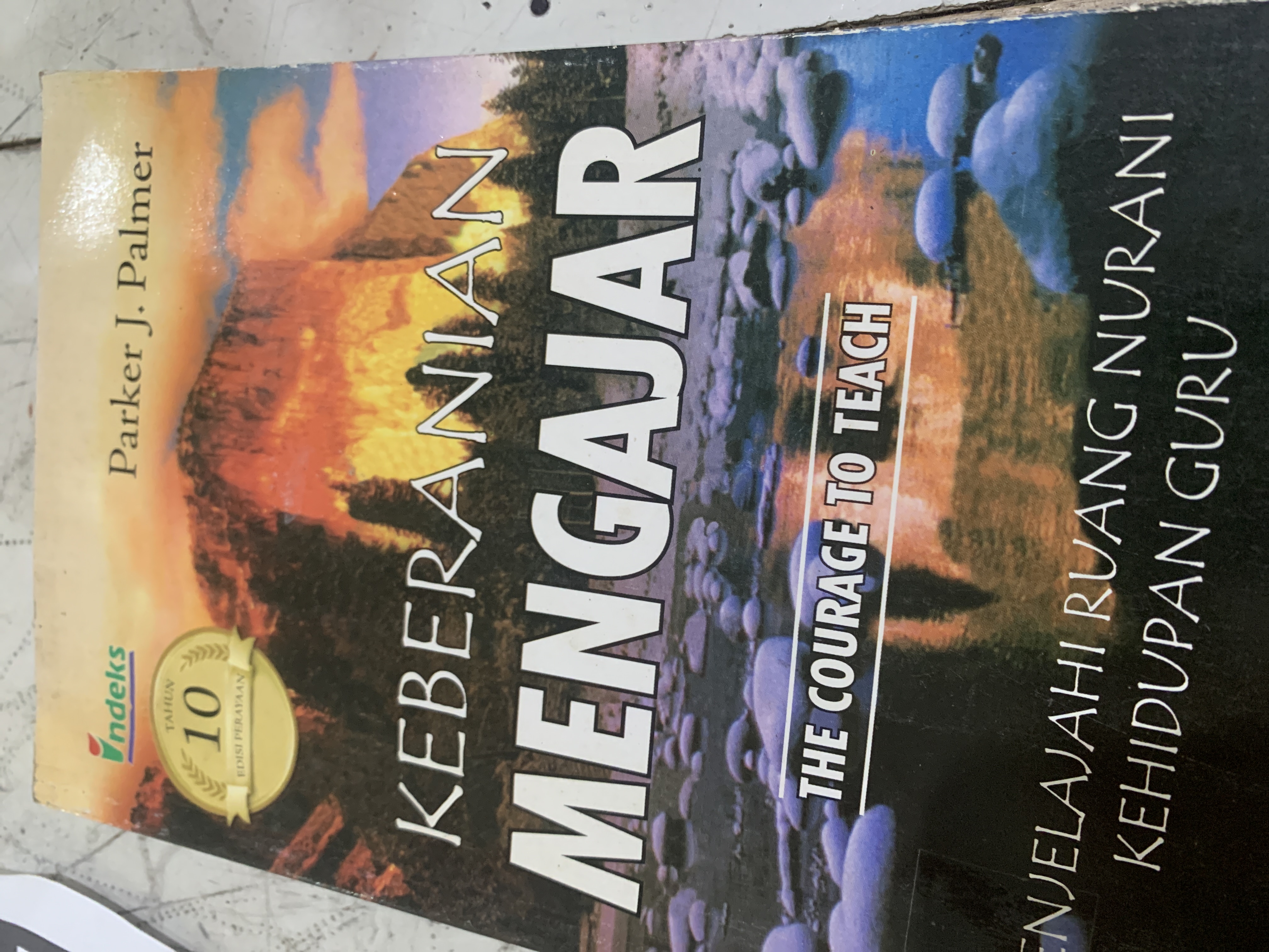 Keberanian Mengajar Menjelajahi Ruang Nurani Kehidupan Guru Ulang Tahun Kesepuluh