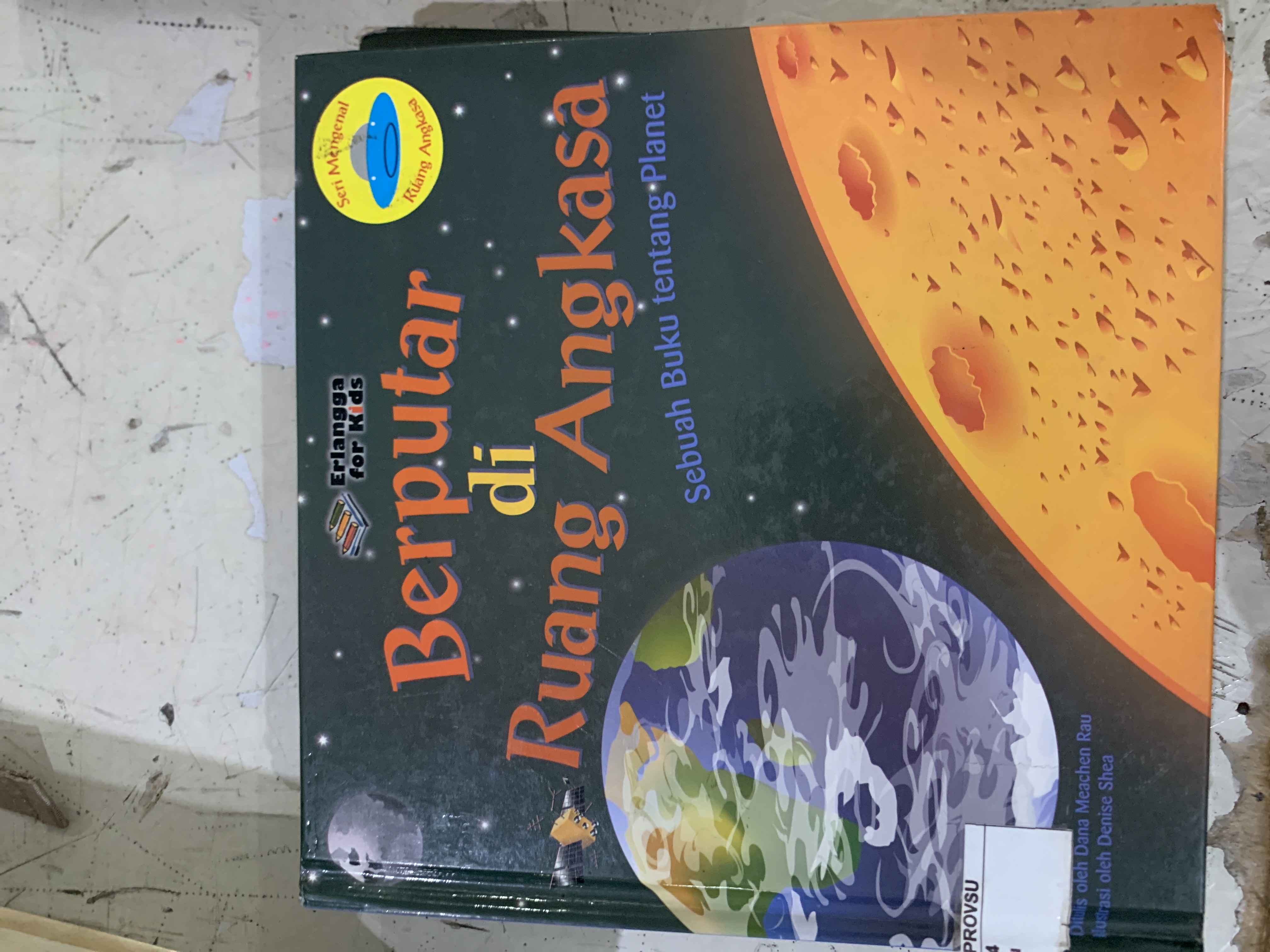 Berputar di ruang angkasa