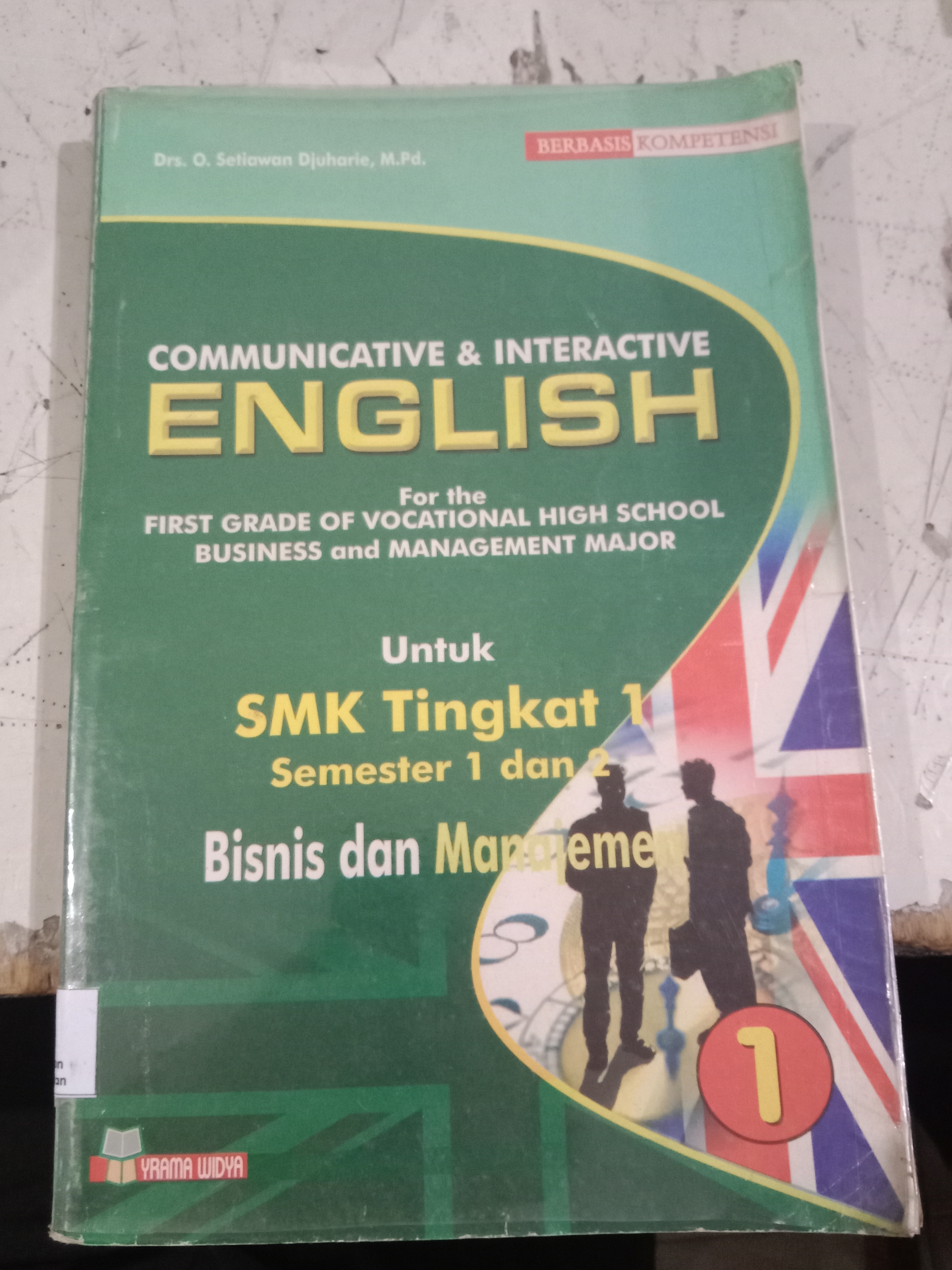 Communicative &amp; Interactive English for the first grade of vacational high School bussiness and management major. 