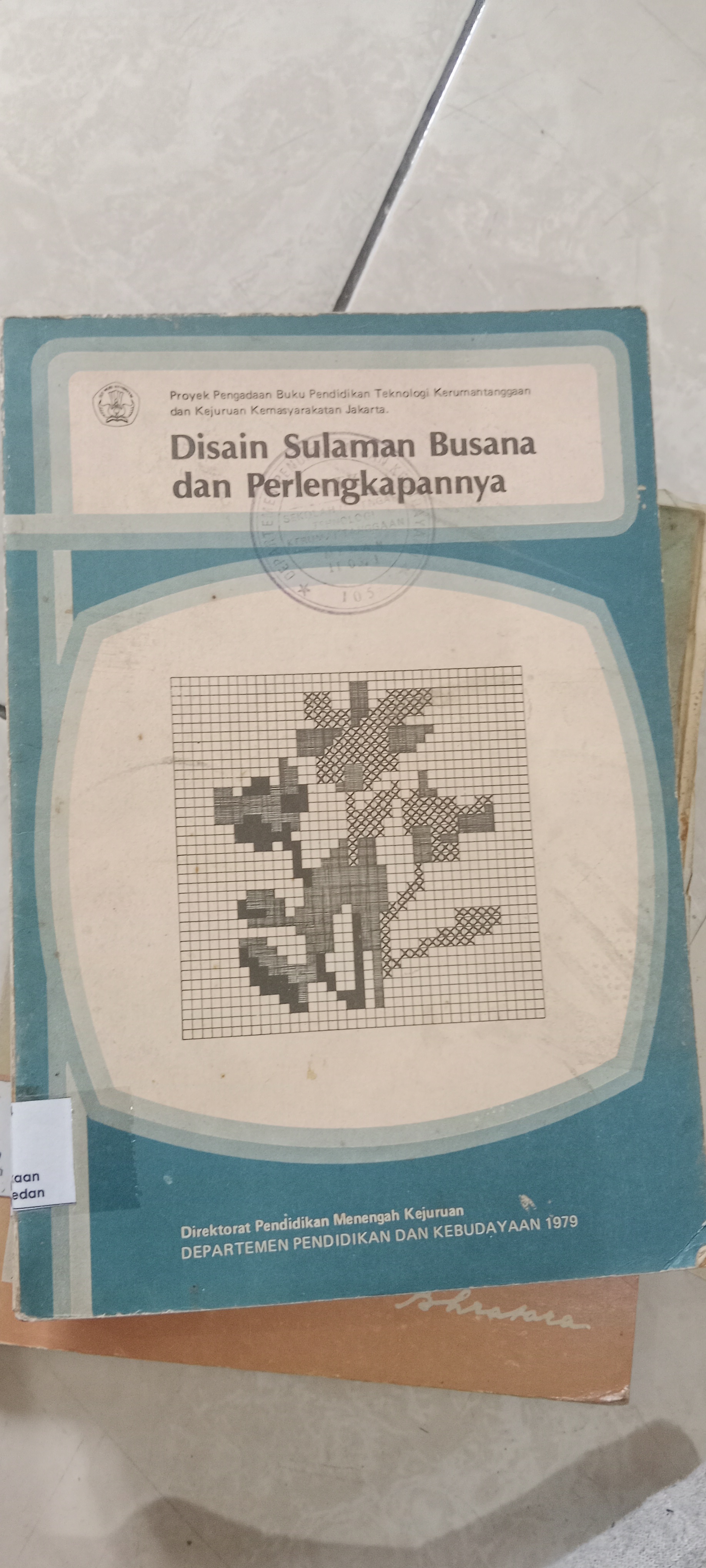 Desain sulaman busana dan perlengkapannya