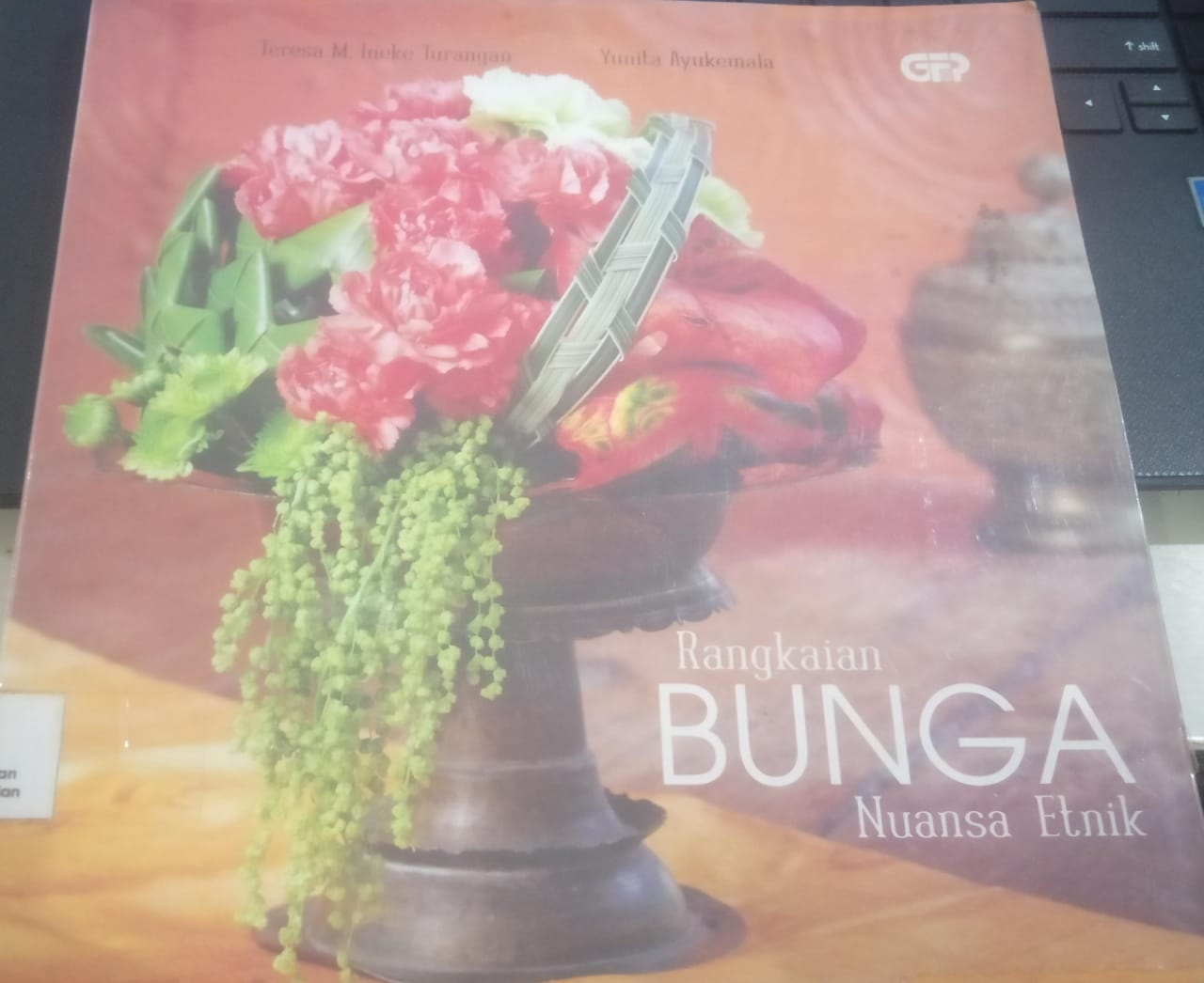 Rangkaian Bunga Nuansa Etnik