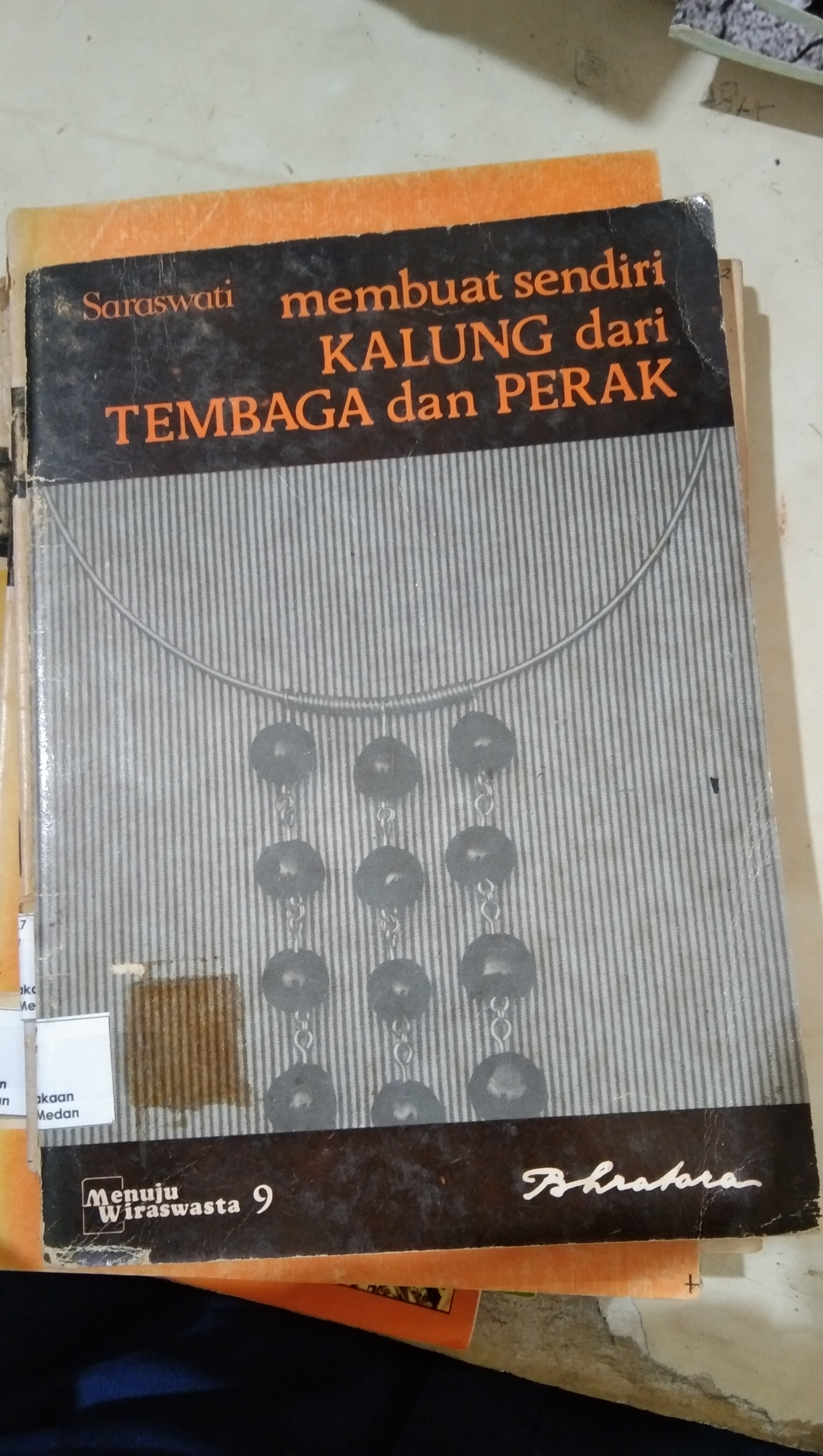 Membuat sendiri kalung dari tembaga dan perak 
