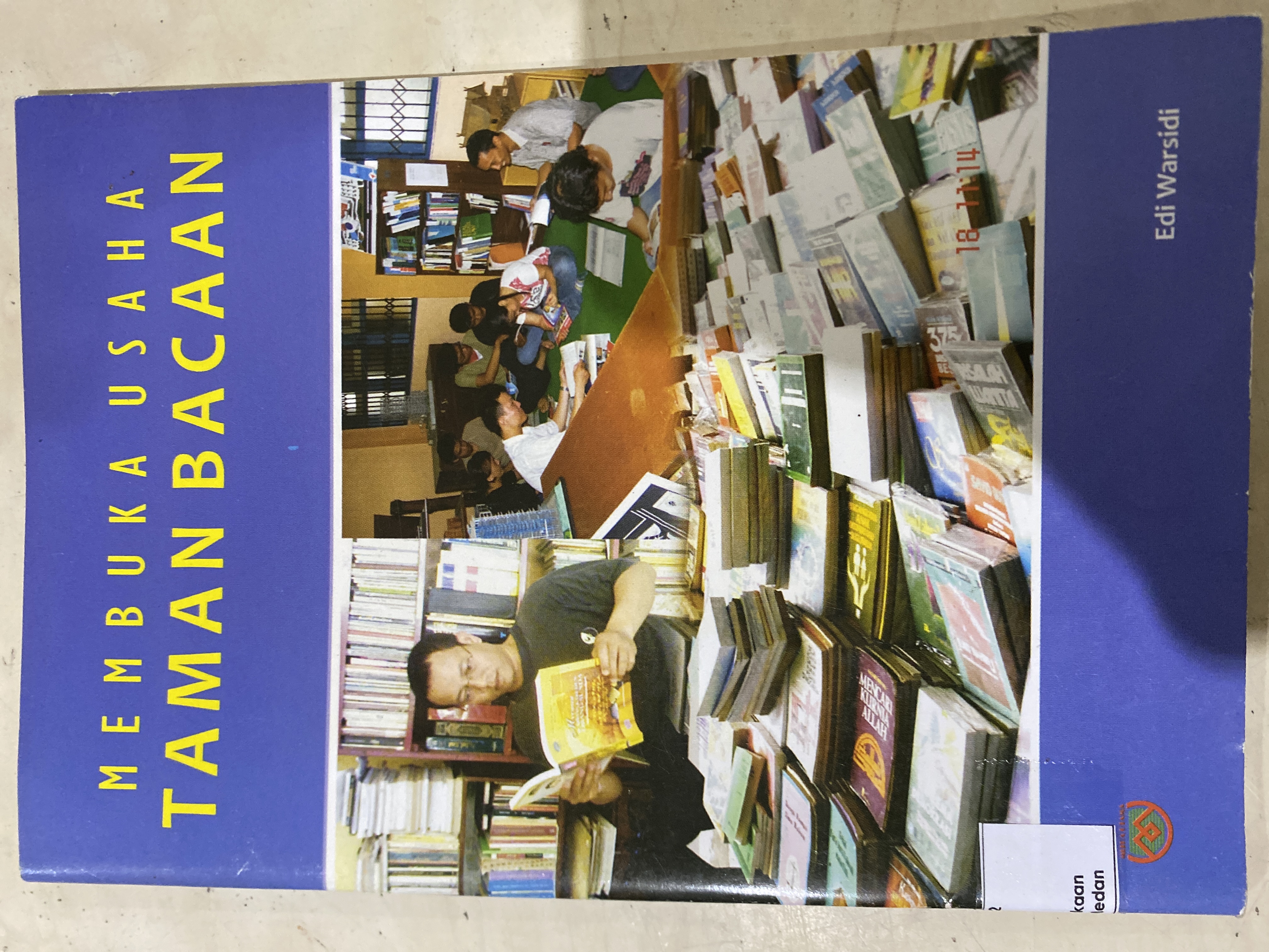 Membuka usaha taman bacaan