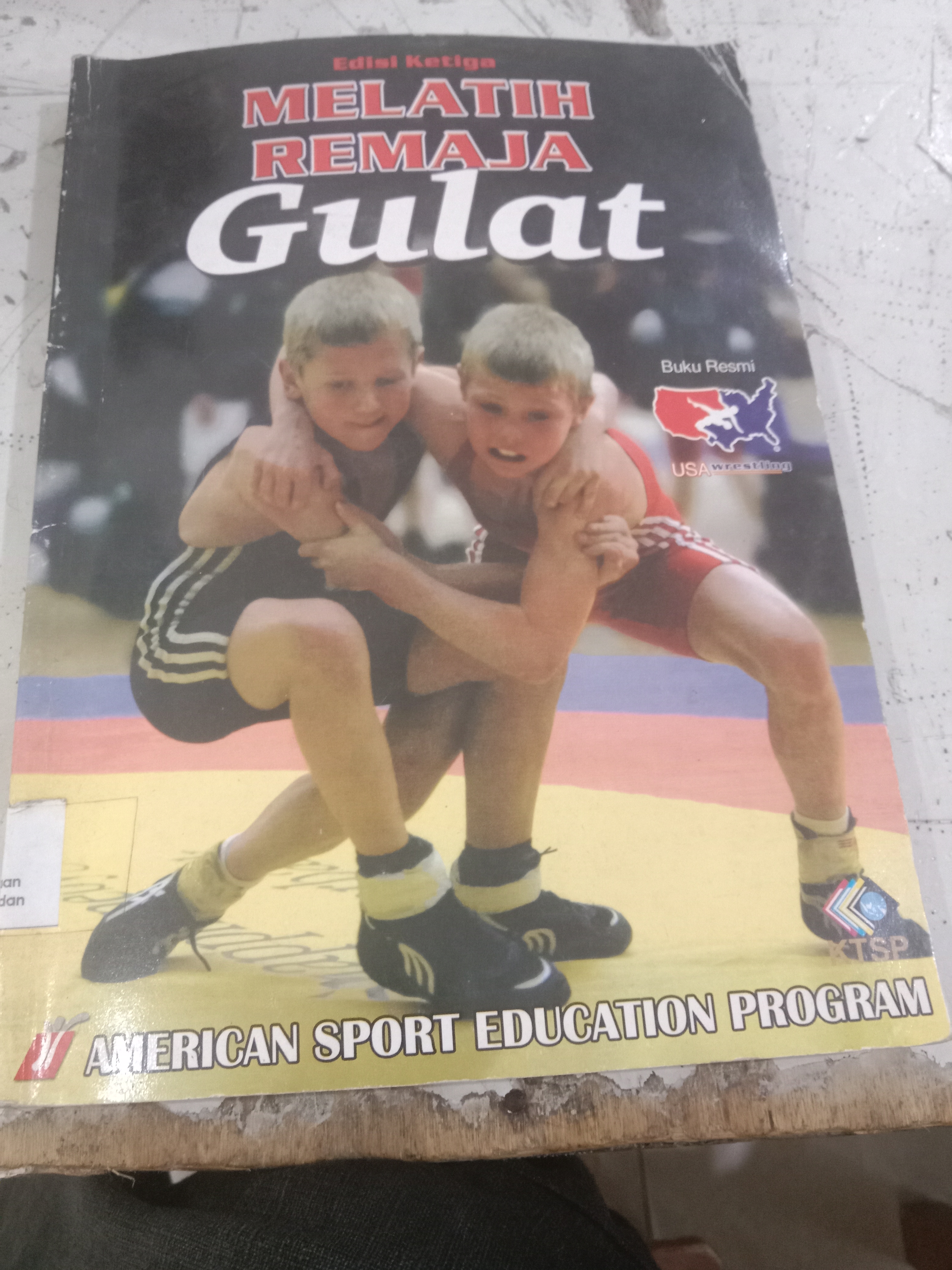 Melatih remaja gulat