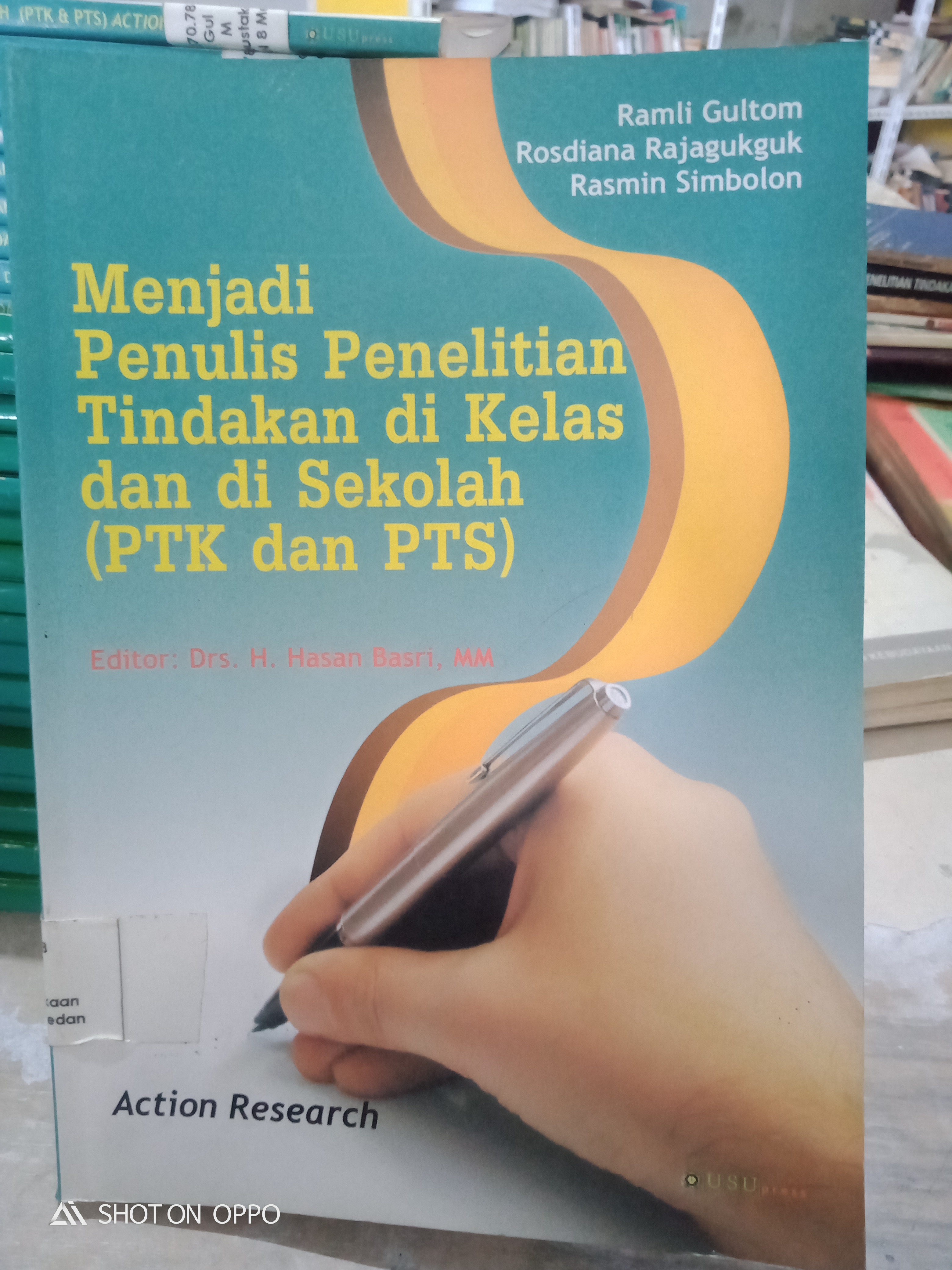 Menjadi penulis penelitian tindakan di kelas dan di sekolah ( PTK dan PTS )