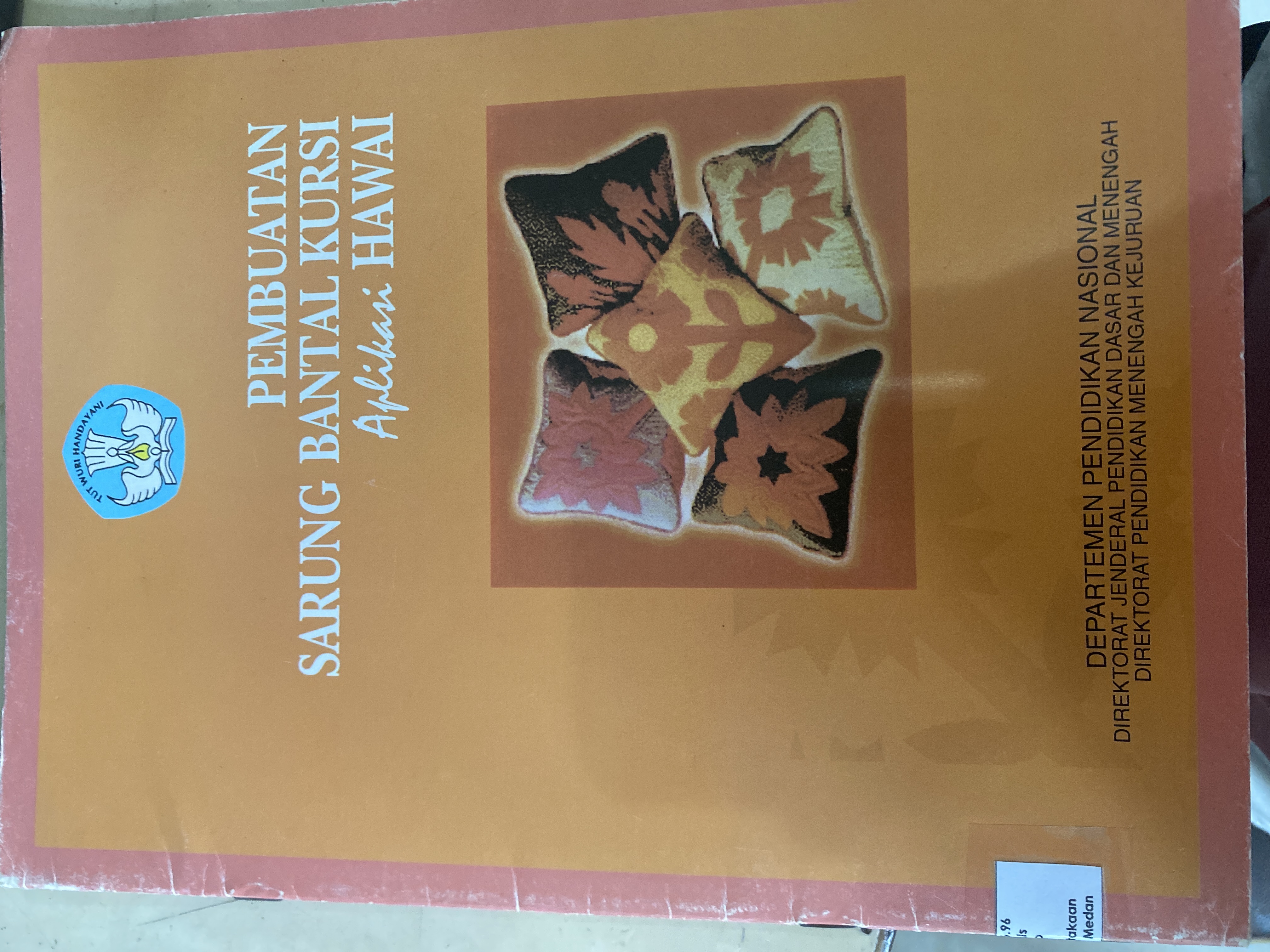 Pembuatan sarung bantal kursi aplikasi hawai