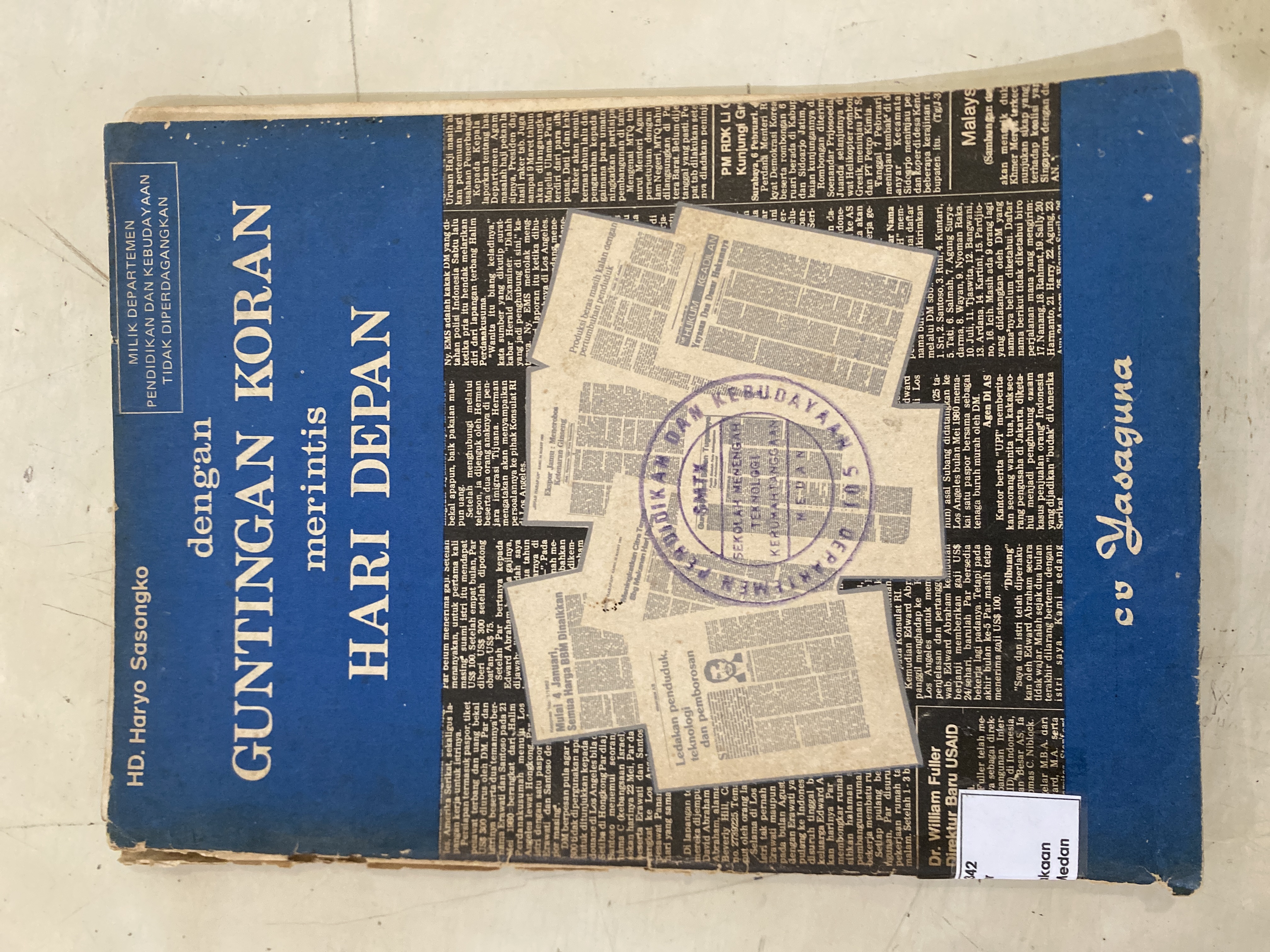 Dengan guntingan koran merintis hari depan