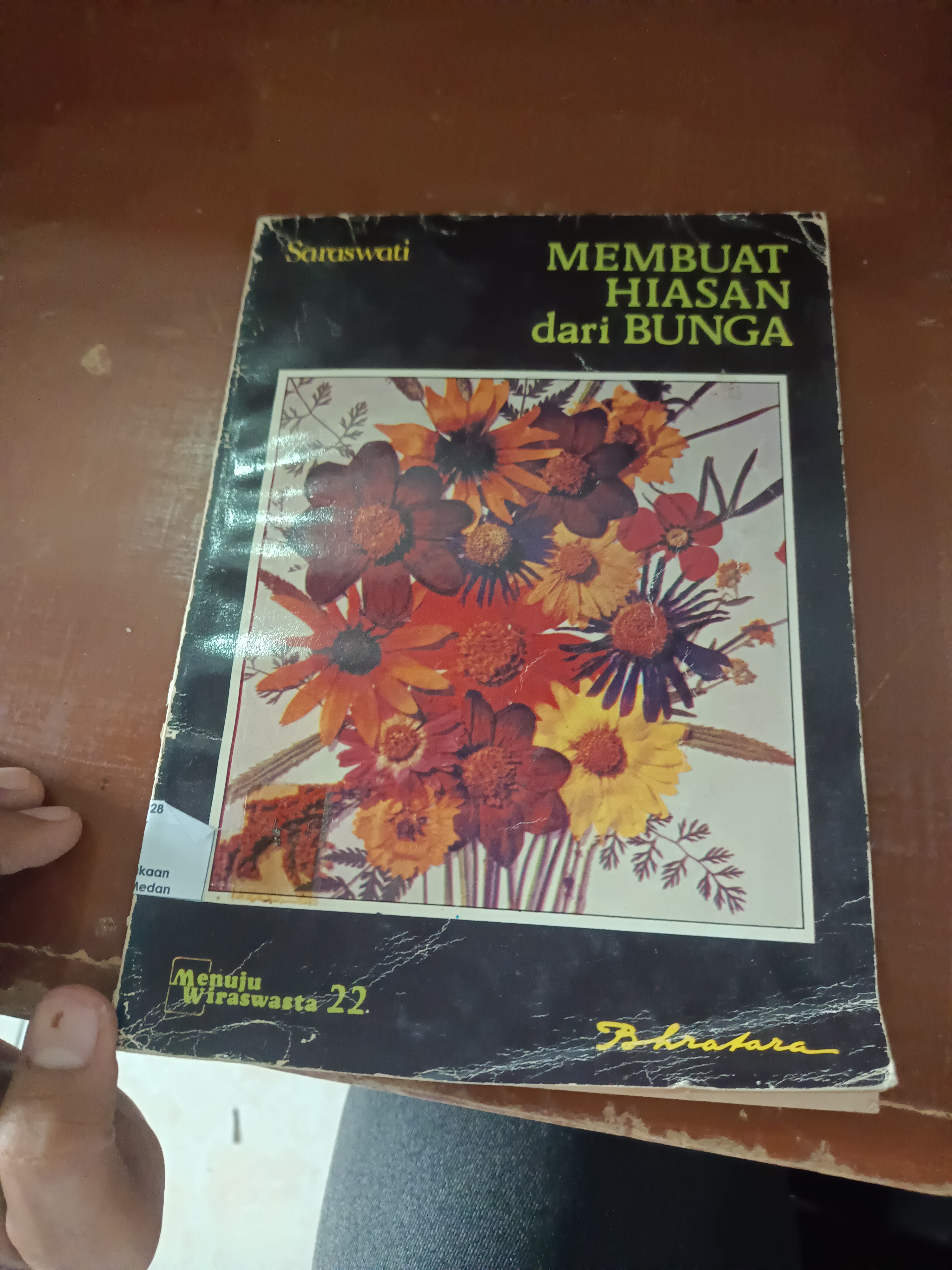 MEMBUAT HIASAN DARI BUNGA