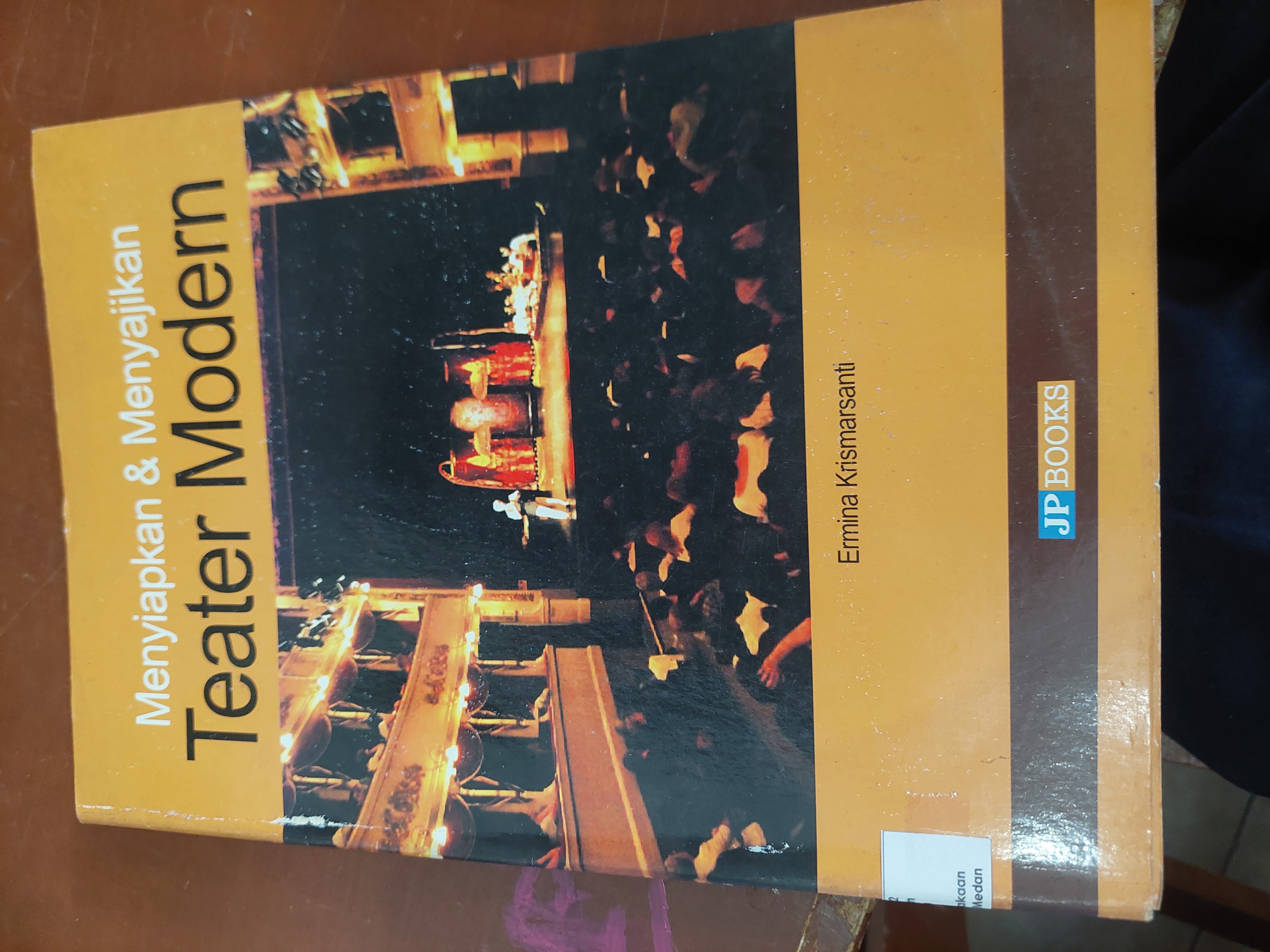 Menyiapkan dan menyajikan teater modern