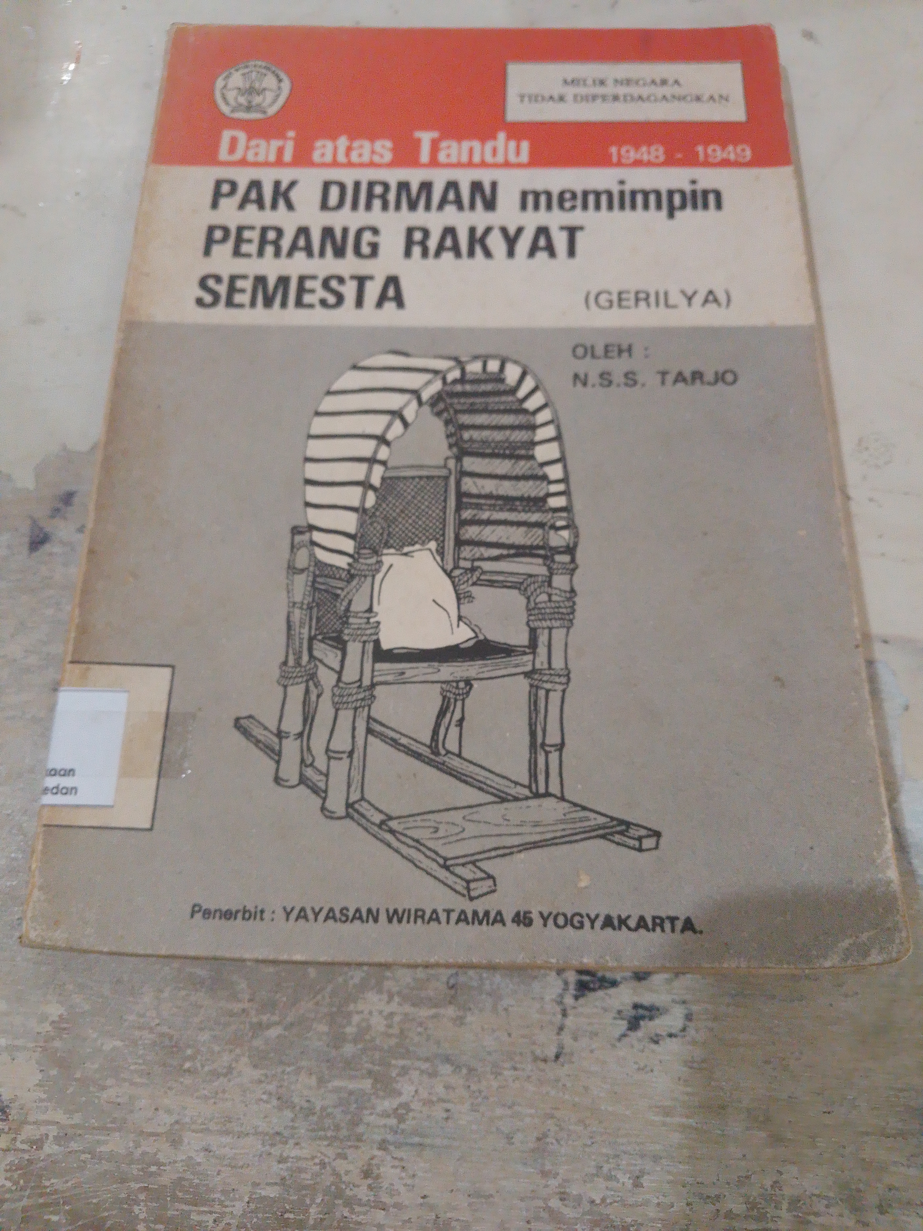 Dari atas tandu pak dirman memimpin perang rakyat semesta 