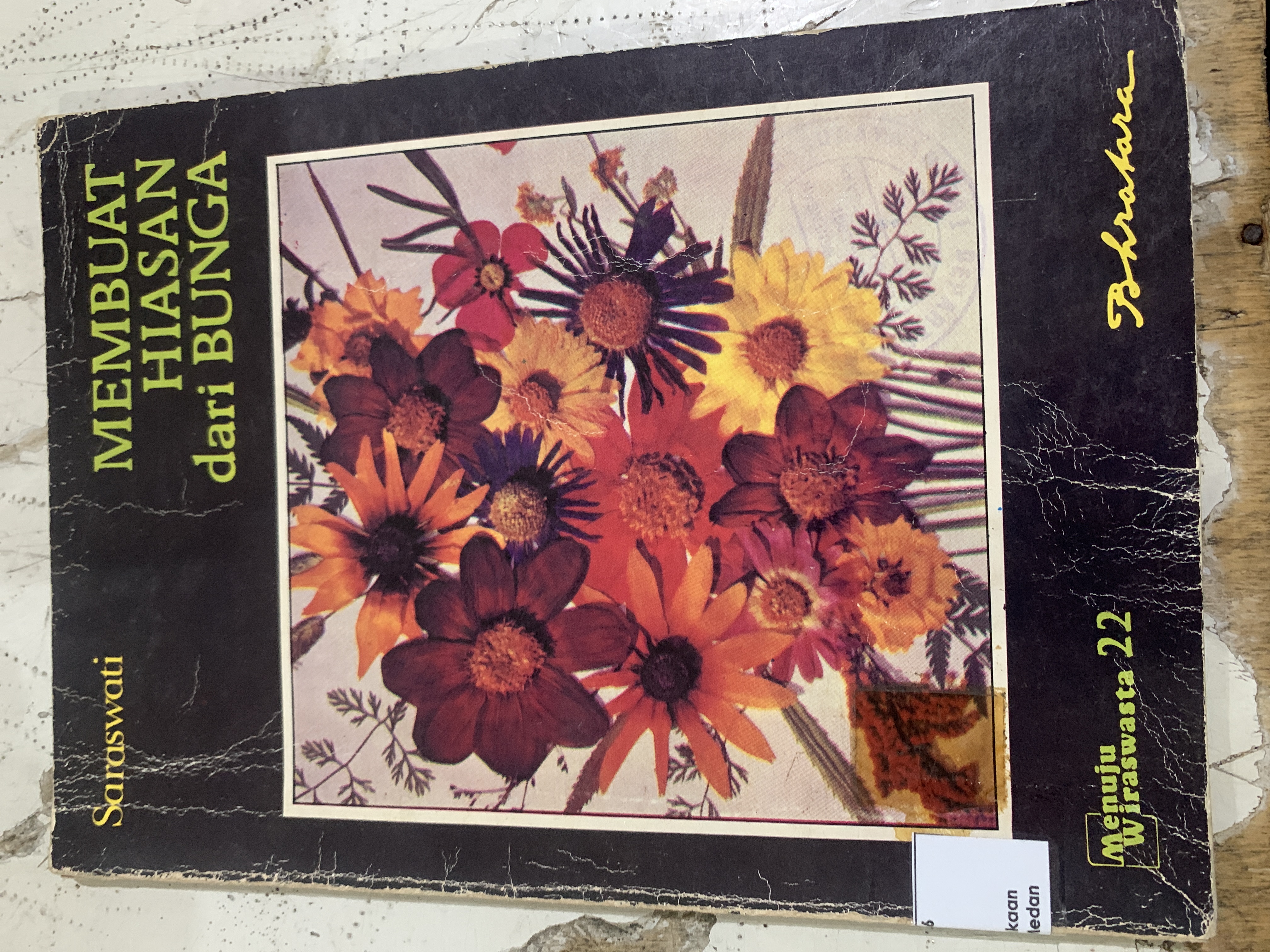 Membuat Hiasan dari Bunga