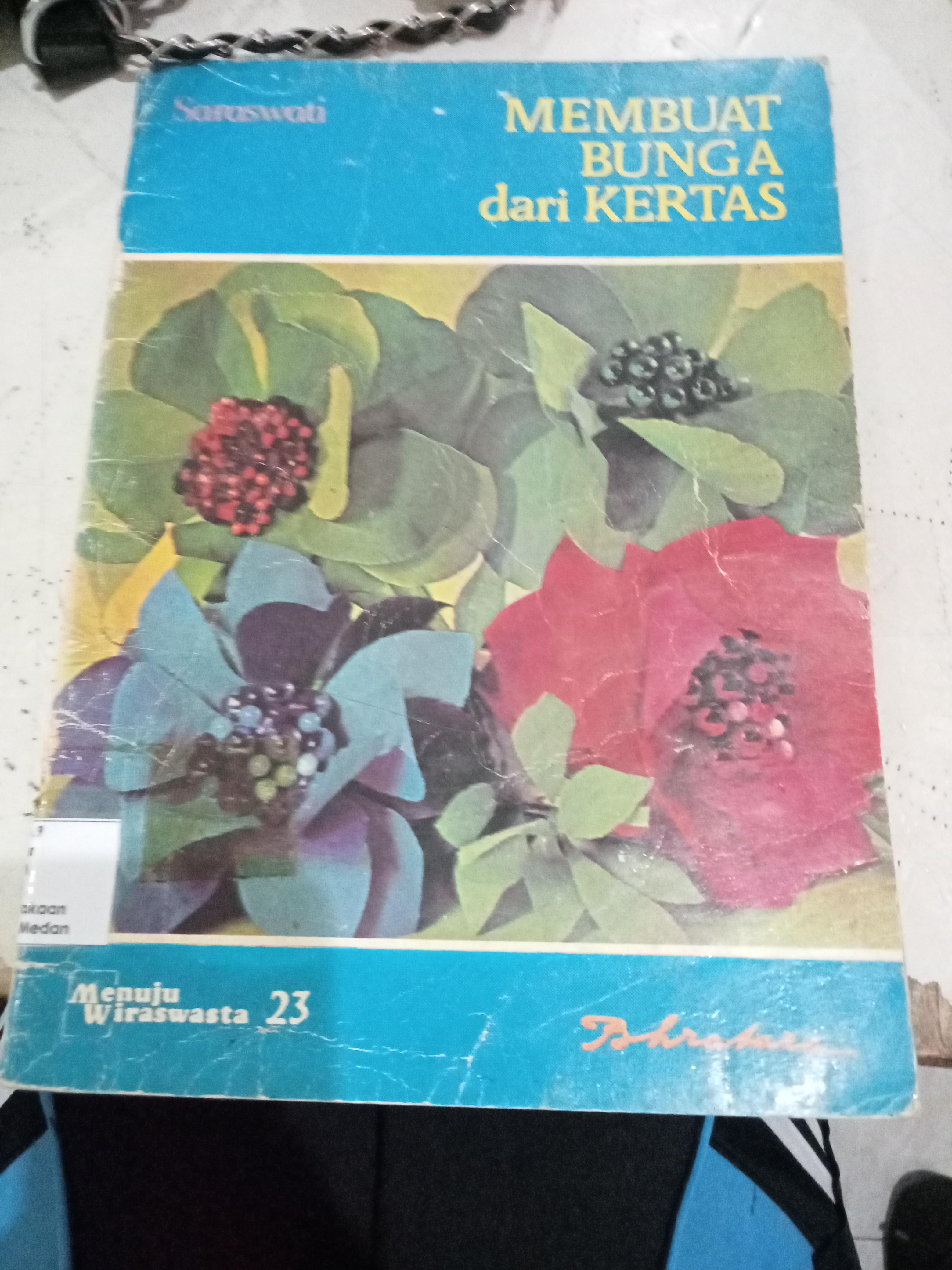 Membuat bunga dari kertas 