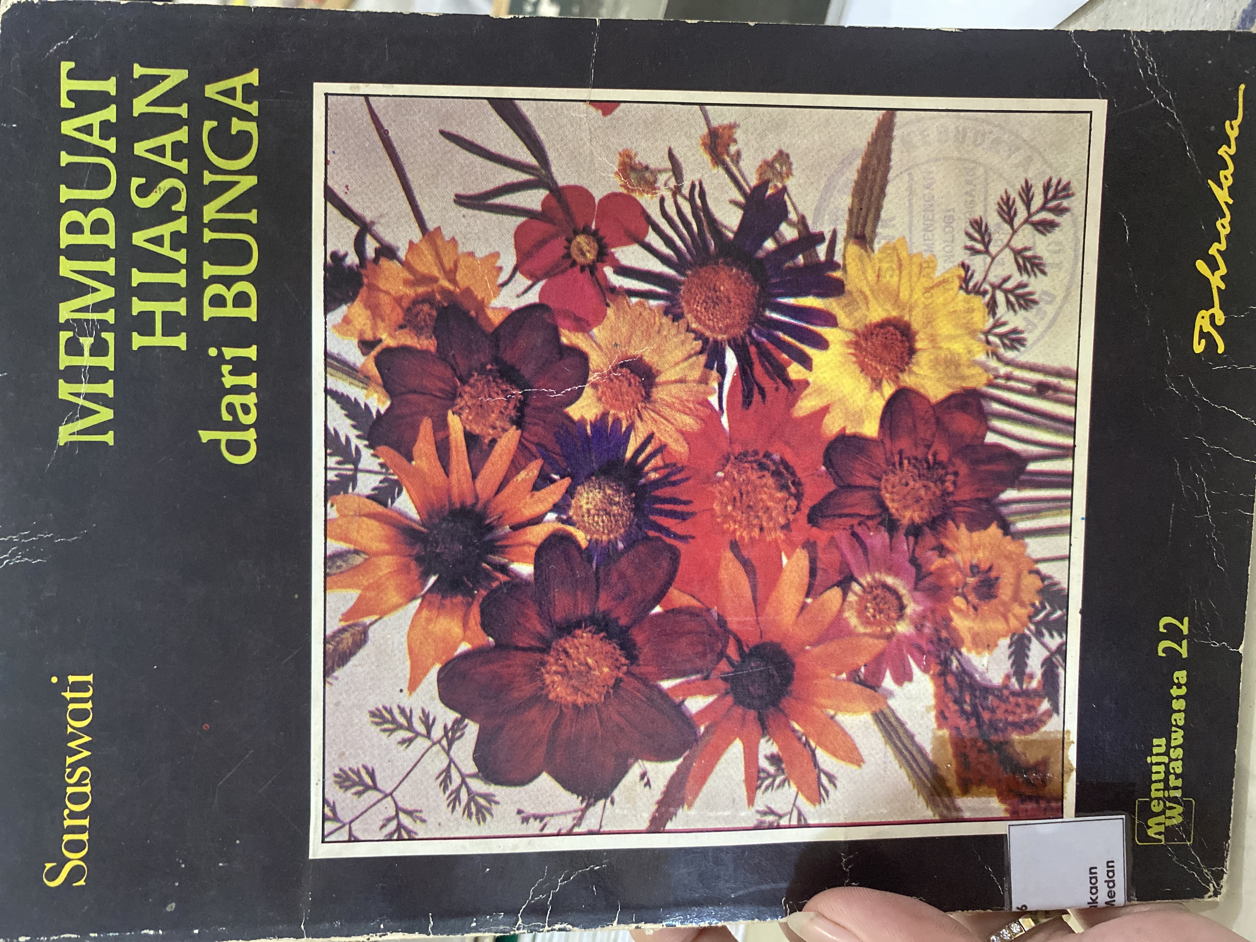 membuat hiasan dari bunga