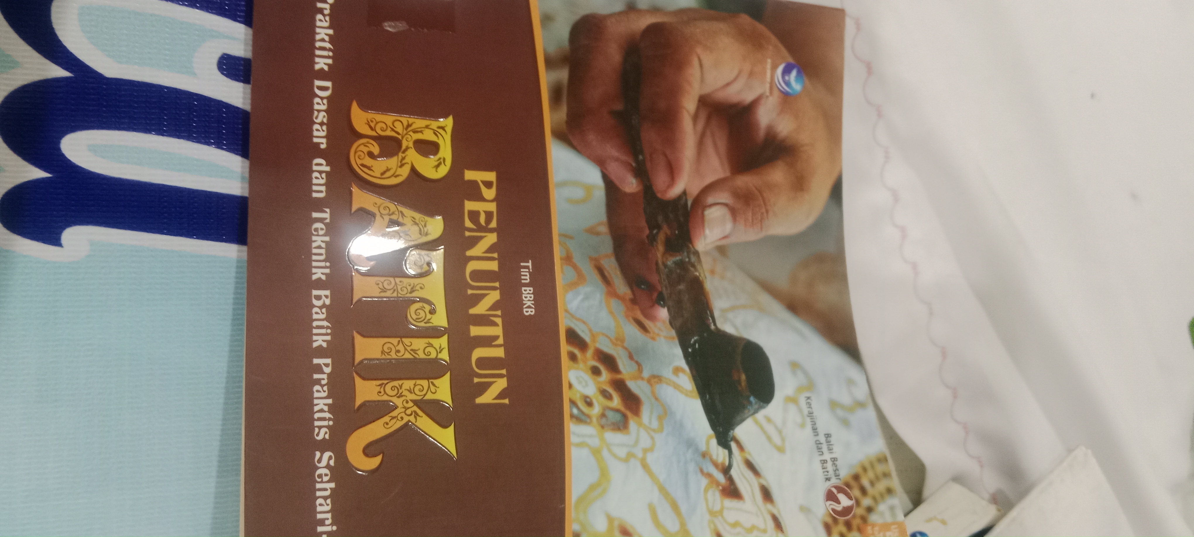 PENUNTUN BATIK Praktik  Dasar dan Teknik Batik Praktis Sehari- hari