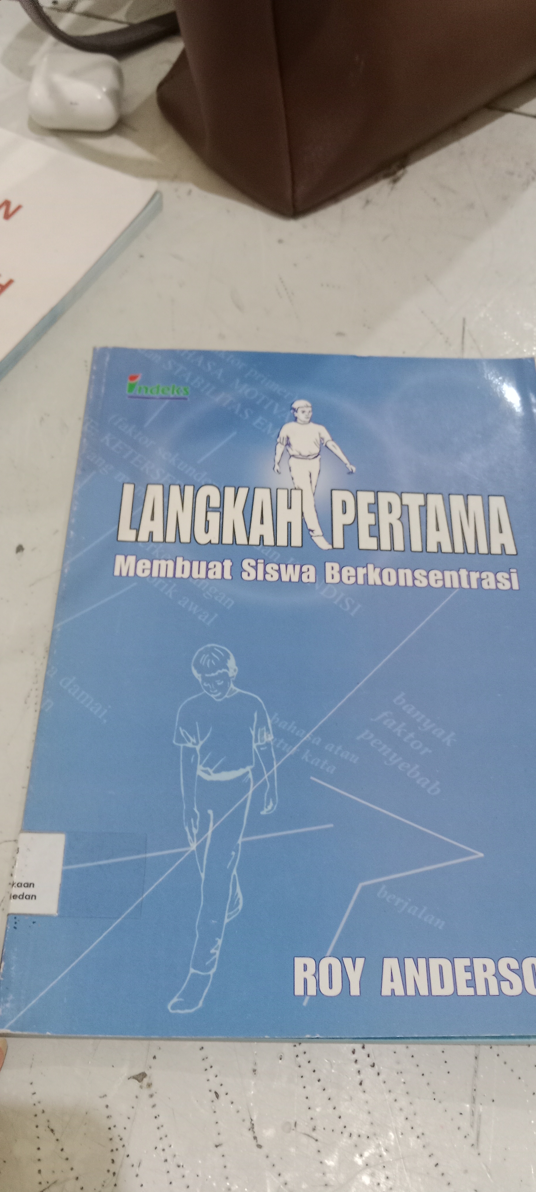 LANGKAH PERTAMA Membuat siswa berkonsentrasi