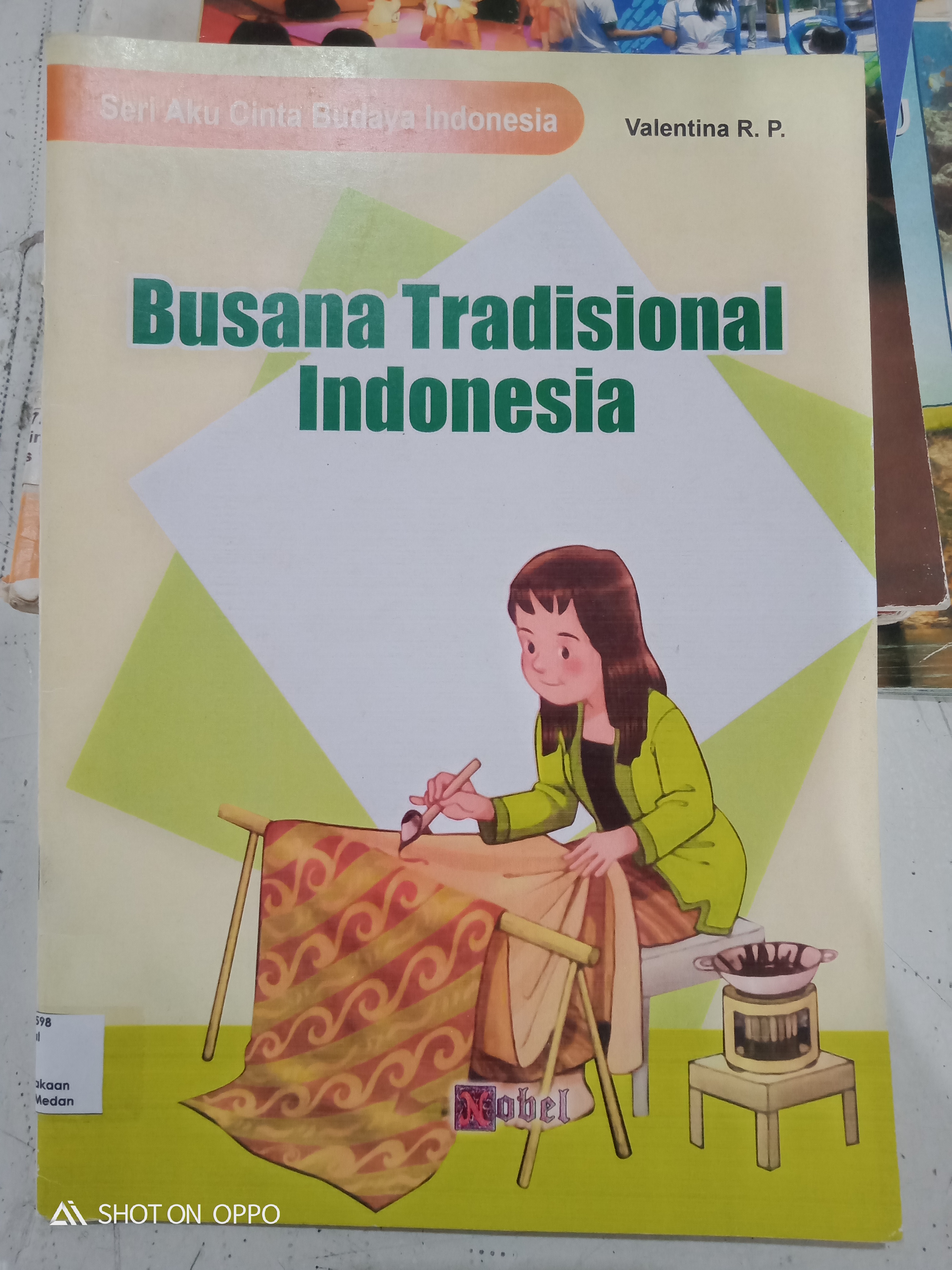 BUSANA TRADISIONAL INDONESIA 